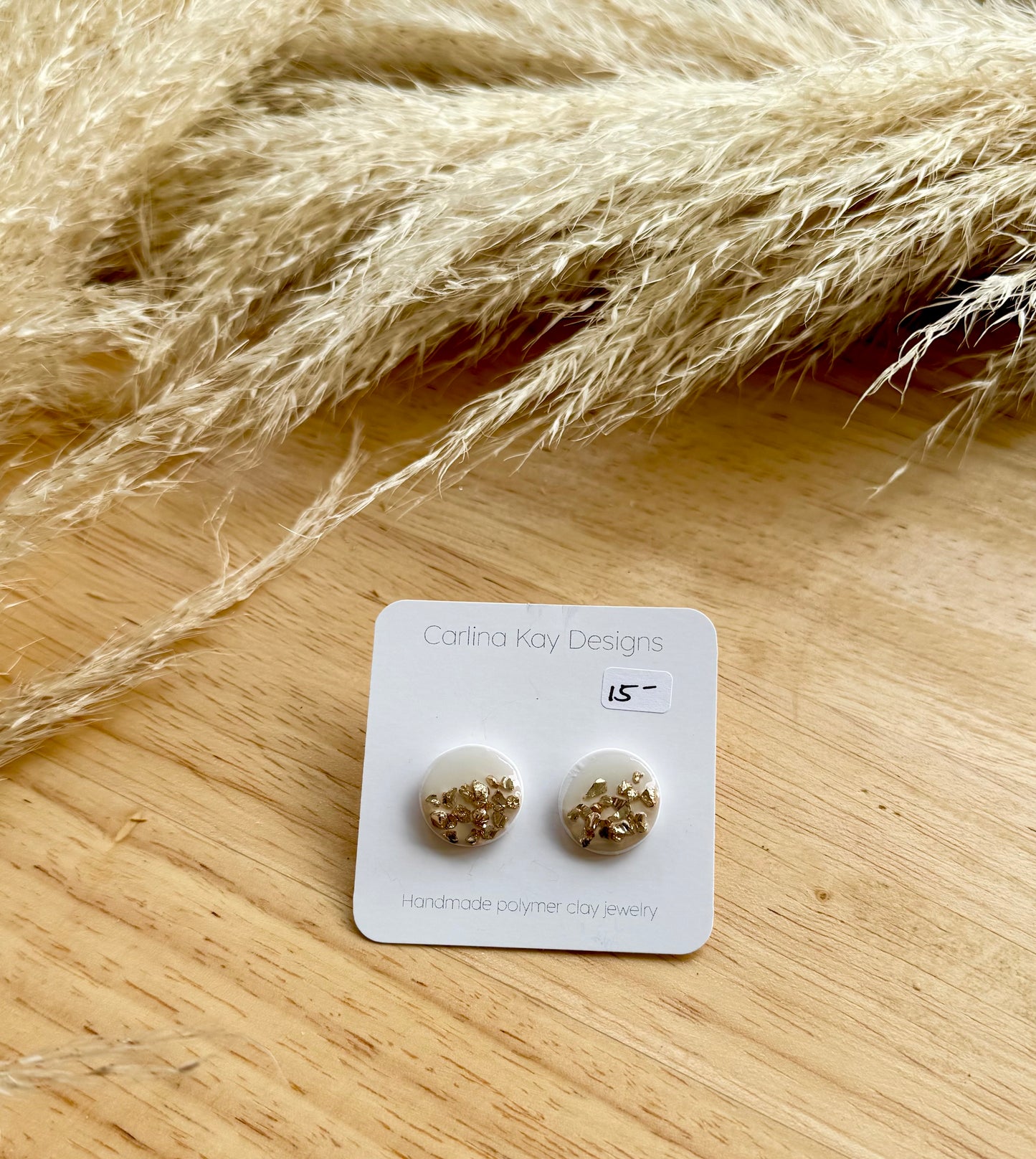 White champagne studs